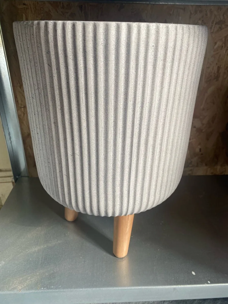 3 matching plant pots - Image 1