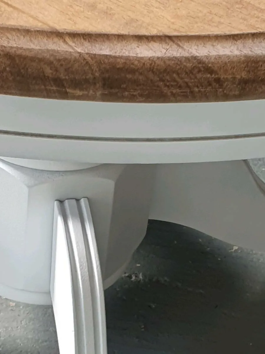 6 seater extendable dining table - Image 2