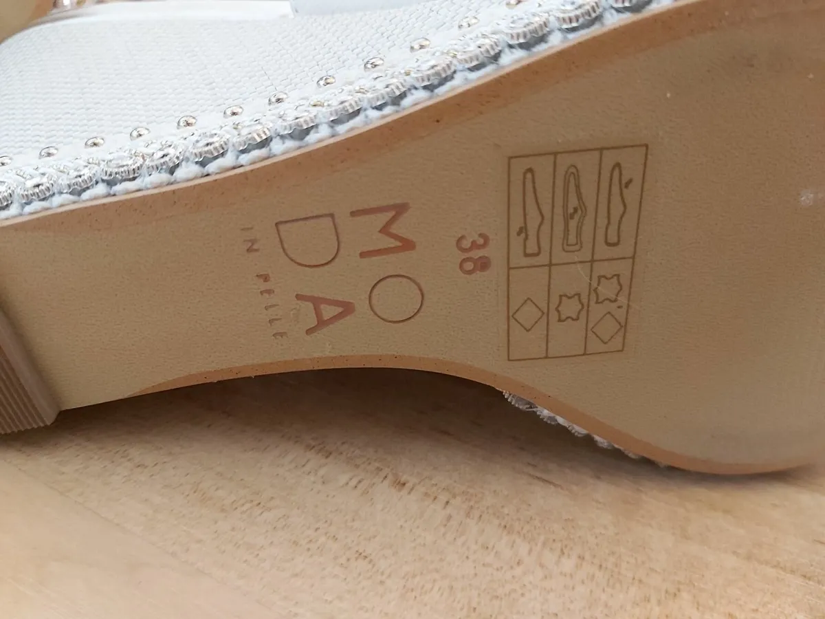 2 x Moda in Pelle embellished wedges (new) - Image 4