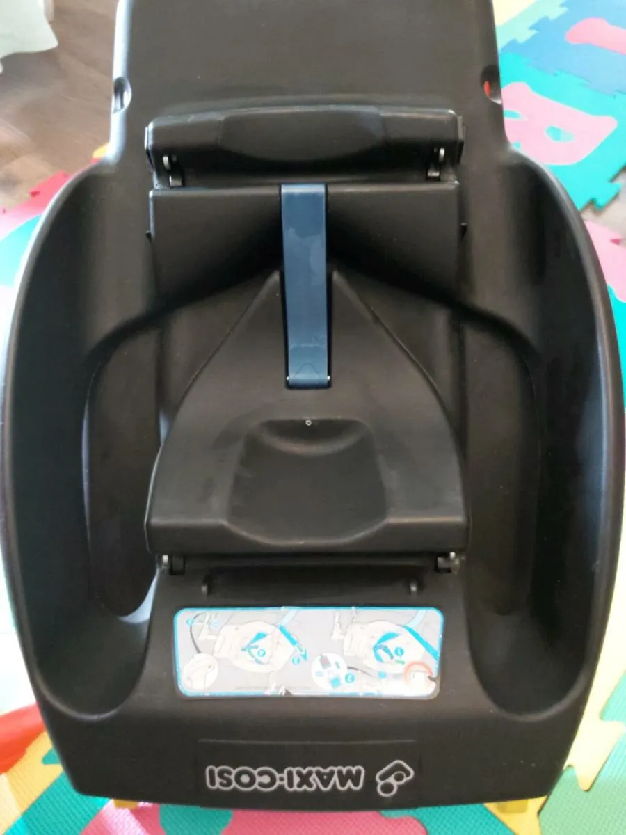 Maxi Cosi car seat with isofix base - Image 2