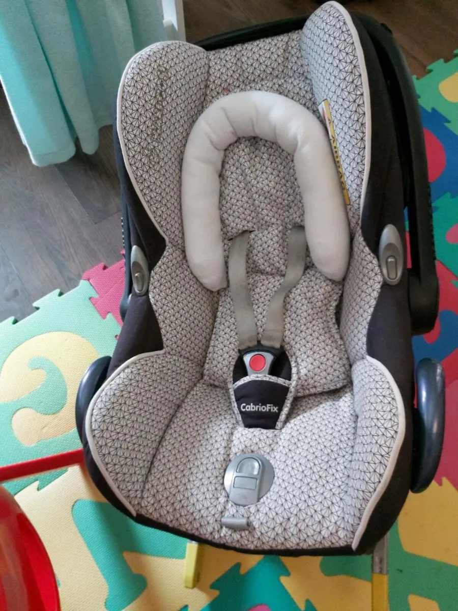 Maxi Cosi car seat with isofix base - Image 4
