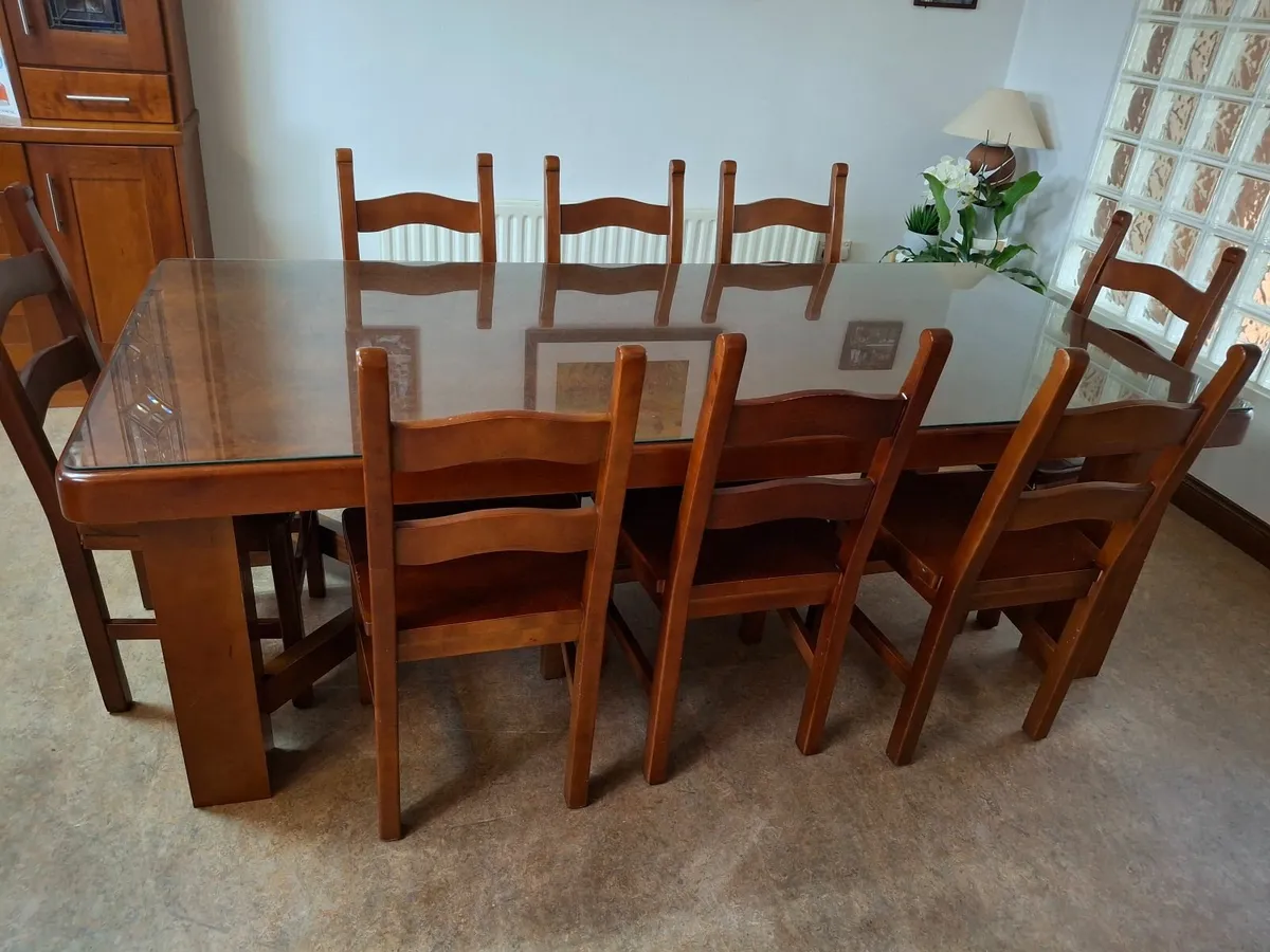Dining table and chairs. - Image 3