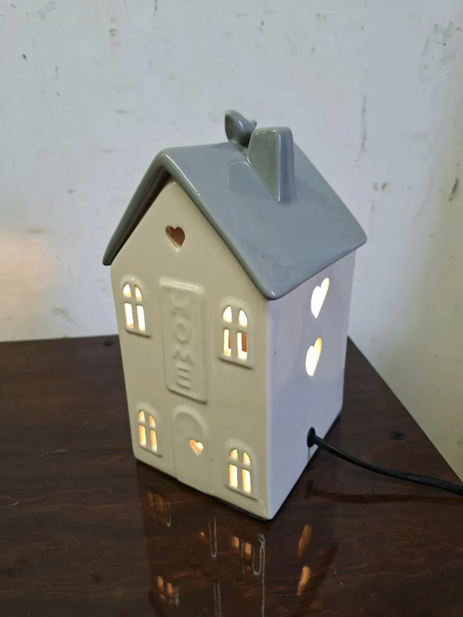 Lovely small ceramic house table lamp - Image 1