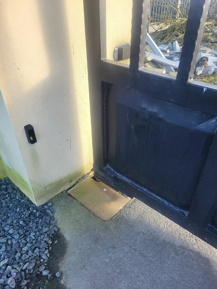 Electric gate motors and boxes - Image 1