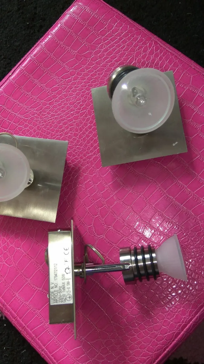 single lights 25 each like new - Image 1