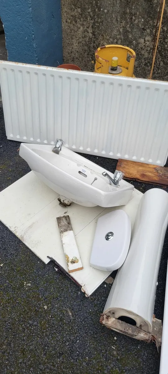 *FREE*Bath,sink and radiator - Image 1