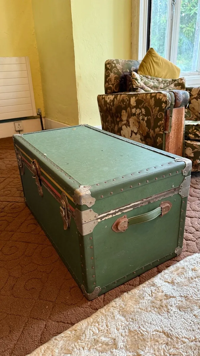 Antique trunk - Image 2