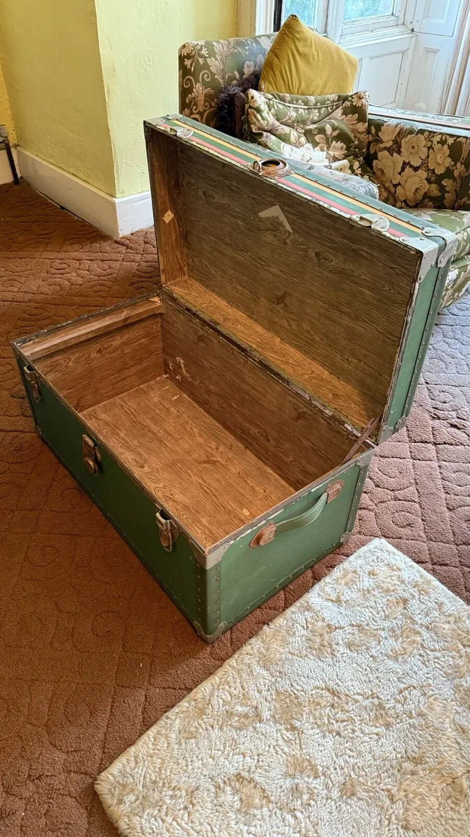 Antique trunk - Image 4