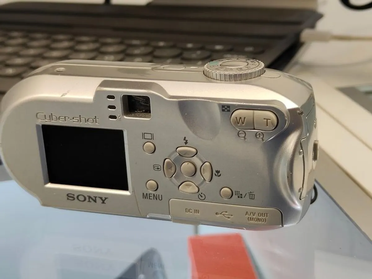 Sony Cybershot DSC-P73 4.1MegaPixels Digital Camera - Silver (Used) - Image 4