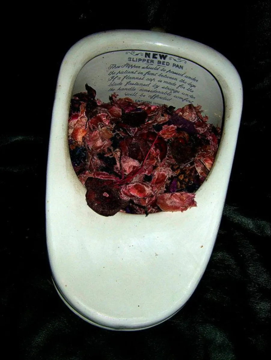 Authentic Vintage "The New Slipper Bed Pan" - Image 2