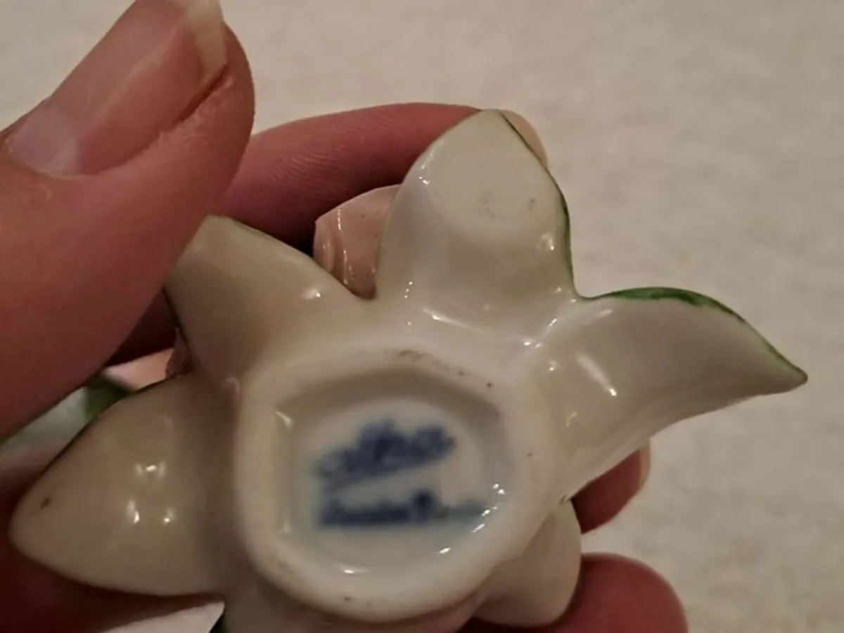 Vintage Alka porcelain table roses - Image 2