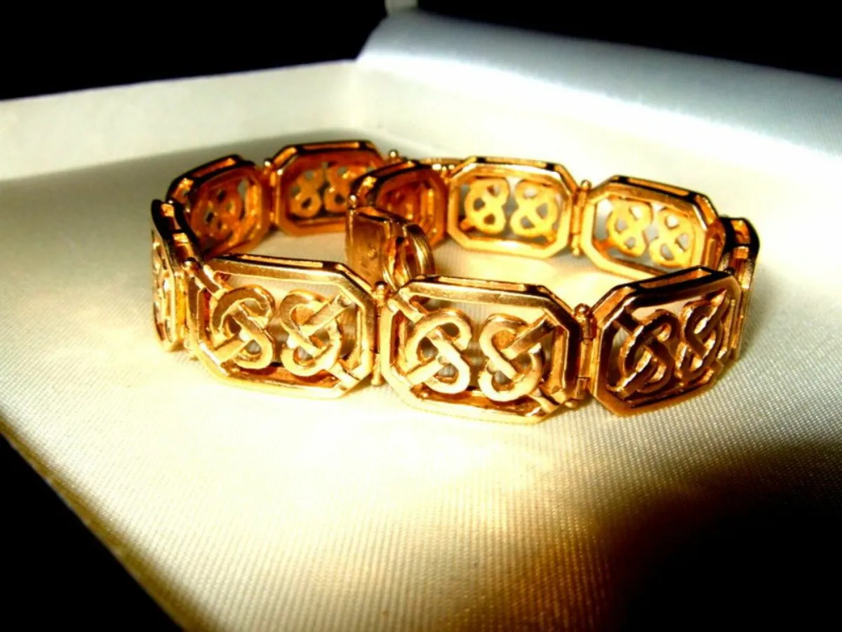 Vintage Hallmarked 9ct Gold Celtic Bracelet - Image 1