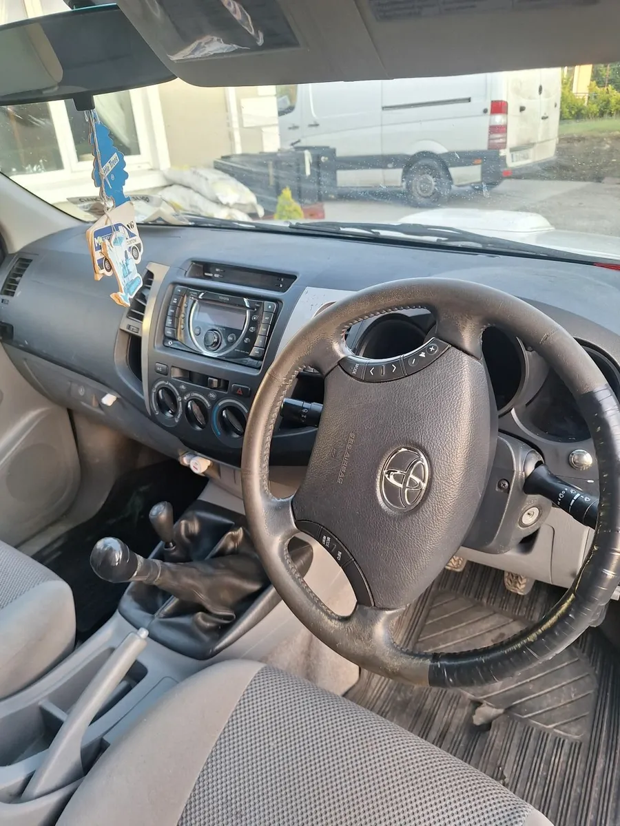 Toyota Hilux 2010 - Image 2