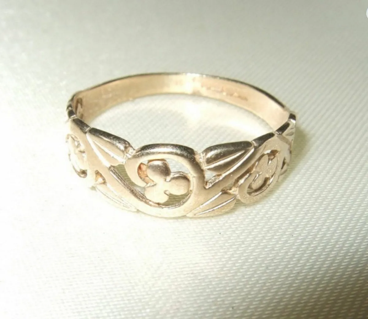 Vintage Hallmarked 9ct Gold 'Clover' Wedding Band - Image 2
