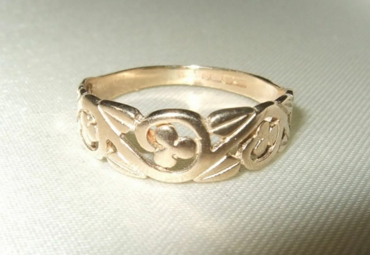 Vintage Hallmarked 9ct Gold 'Clover' Wedding Band - Image 1
