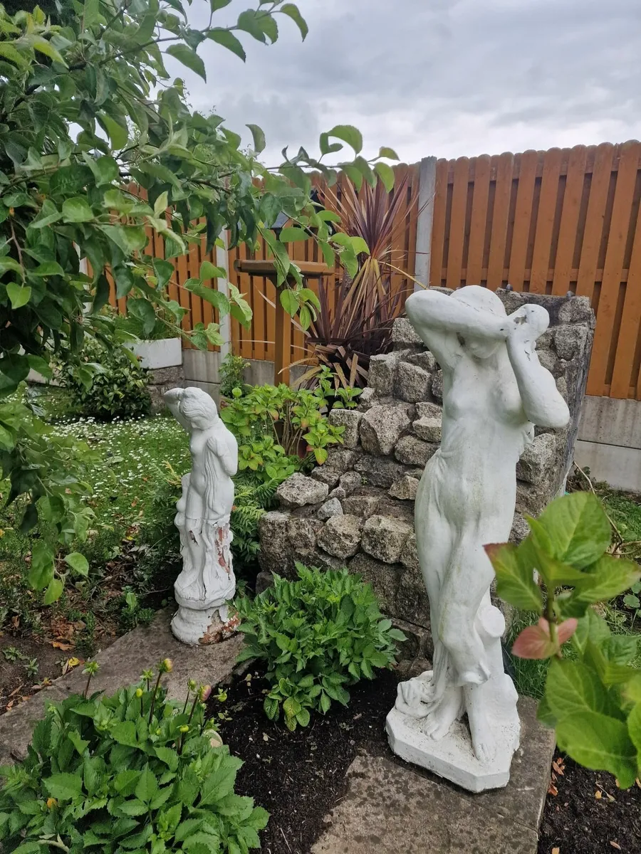 Joblot of Garden Statues and Planters - Image 2