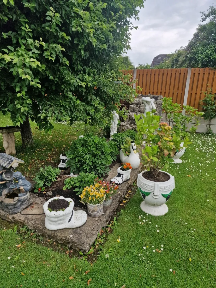 Joblot of Garden Statues and Planters - Image 3