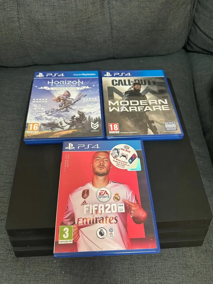 PS4 Pro 1TB perfect condition with games 145€ - Image 1
