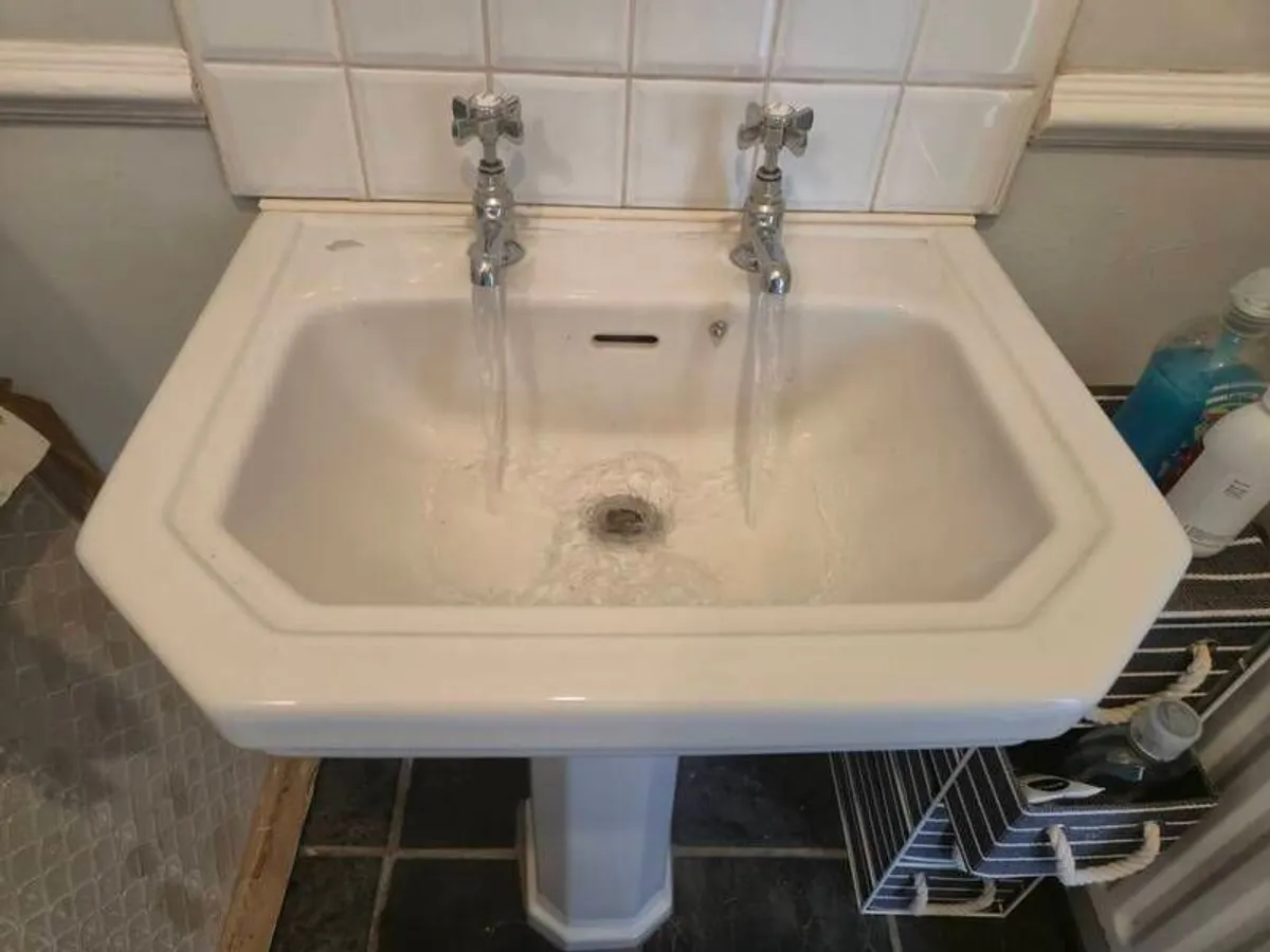 Bathroom sink & toilet - Image 1