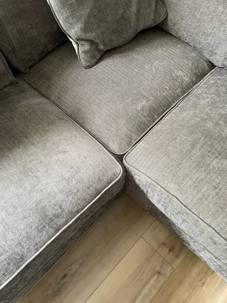 L shaped couch.    400.  Room unit  300 - Image 4