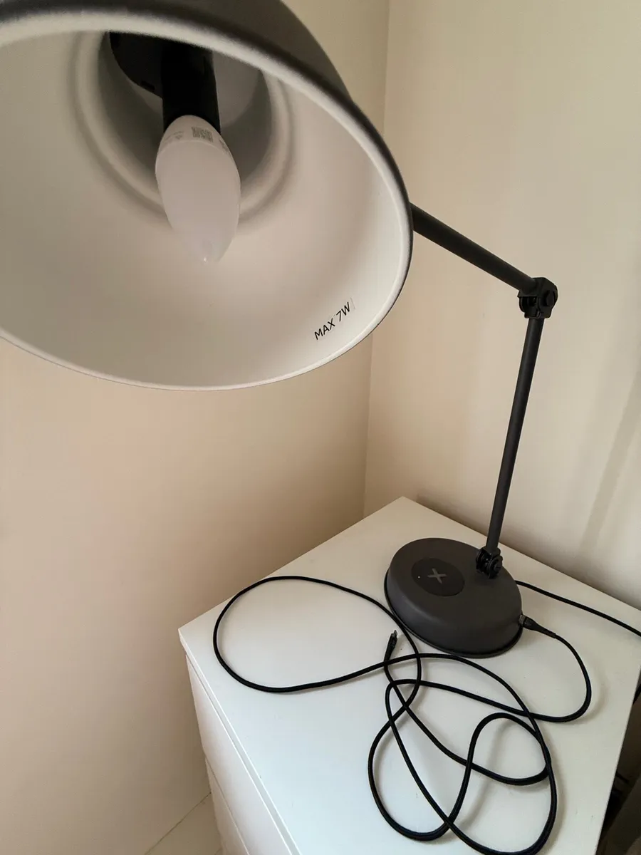 Lamp usb and wireless phone charger - Image 1
