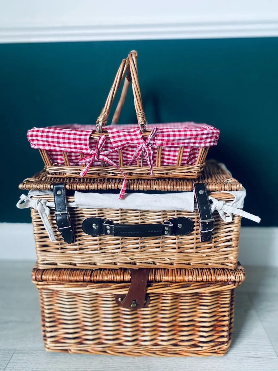 3 wicker baskets - storage or picnic baskets - Image 1