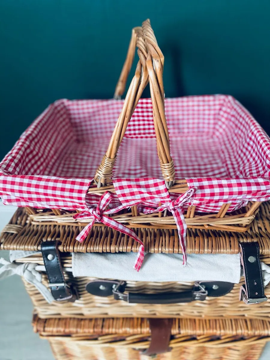 3 wicker baskets - storage or picnic baskets - Image 2