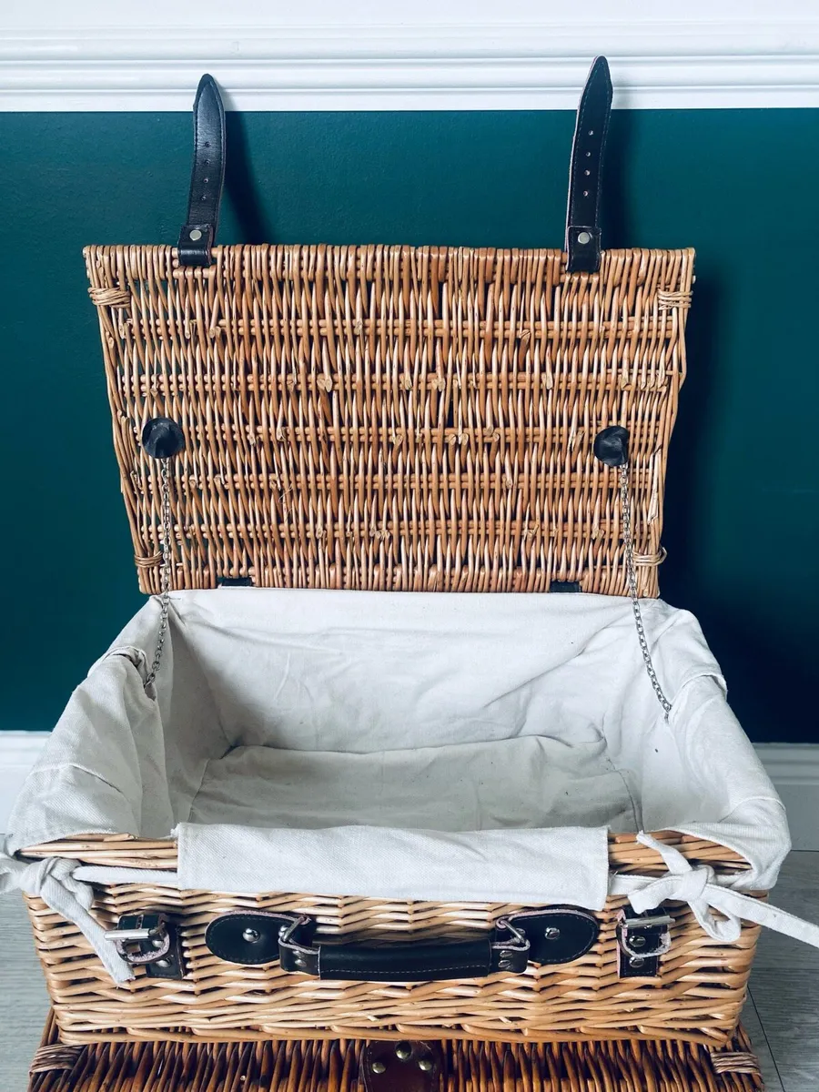 3 wicker baskets - storage or picnic baskets - Image 4