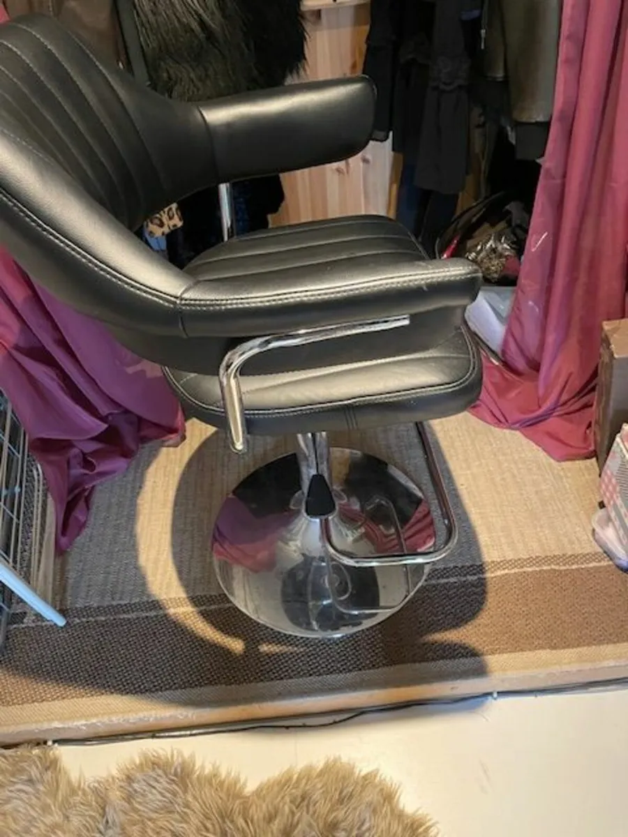 Expanding leather chair.