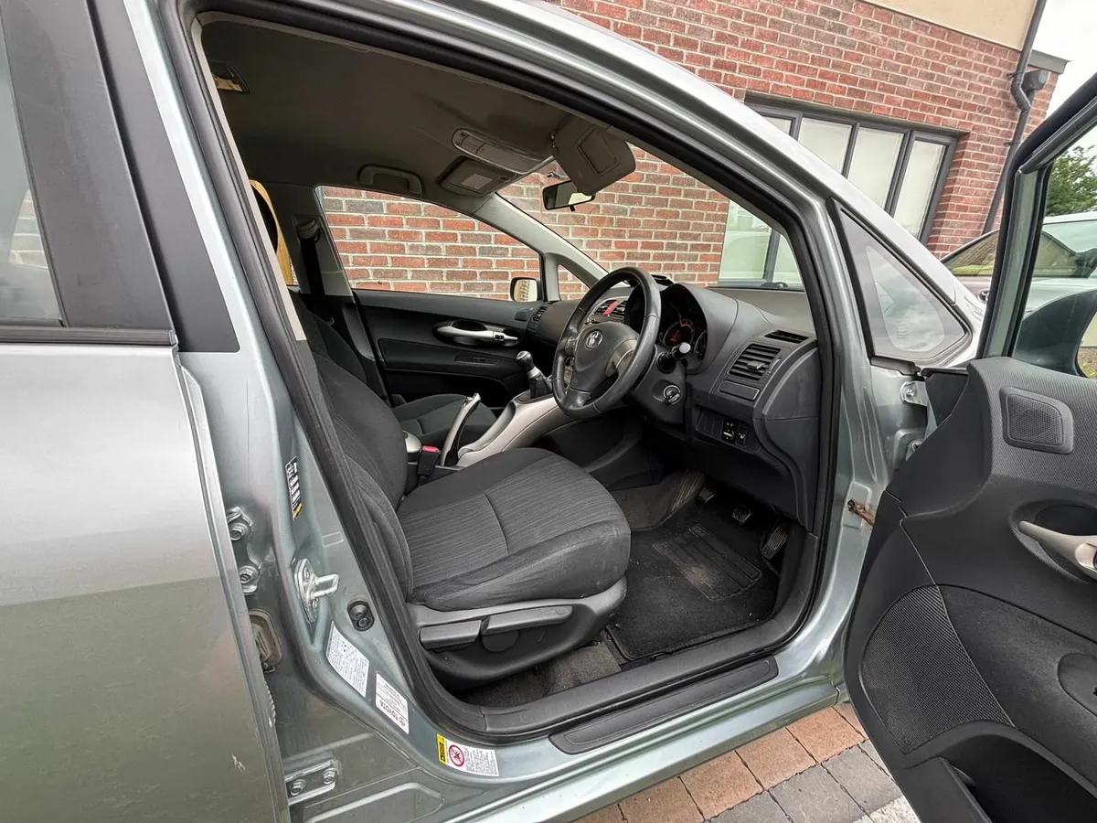 Toyota Auris 2008 - Image 2