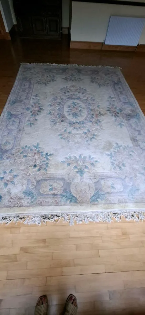 Large pure wool rug..150" x 107" - Image 1