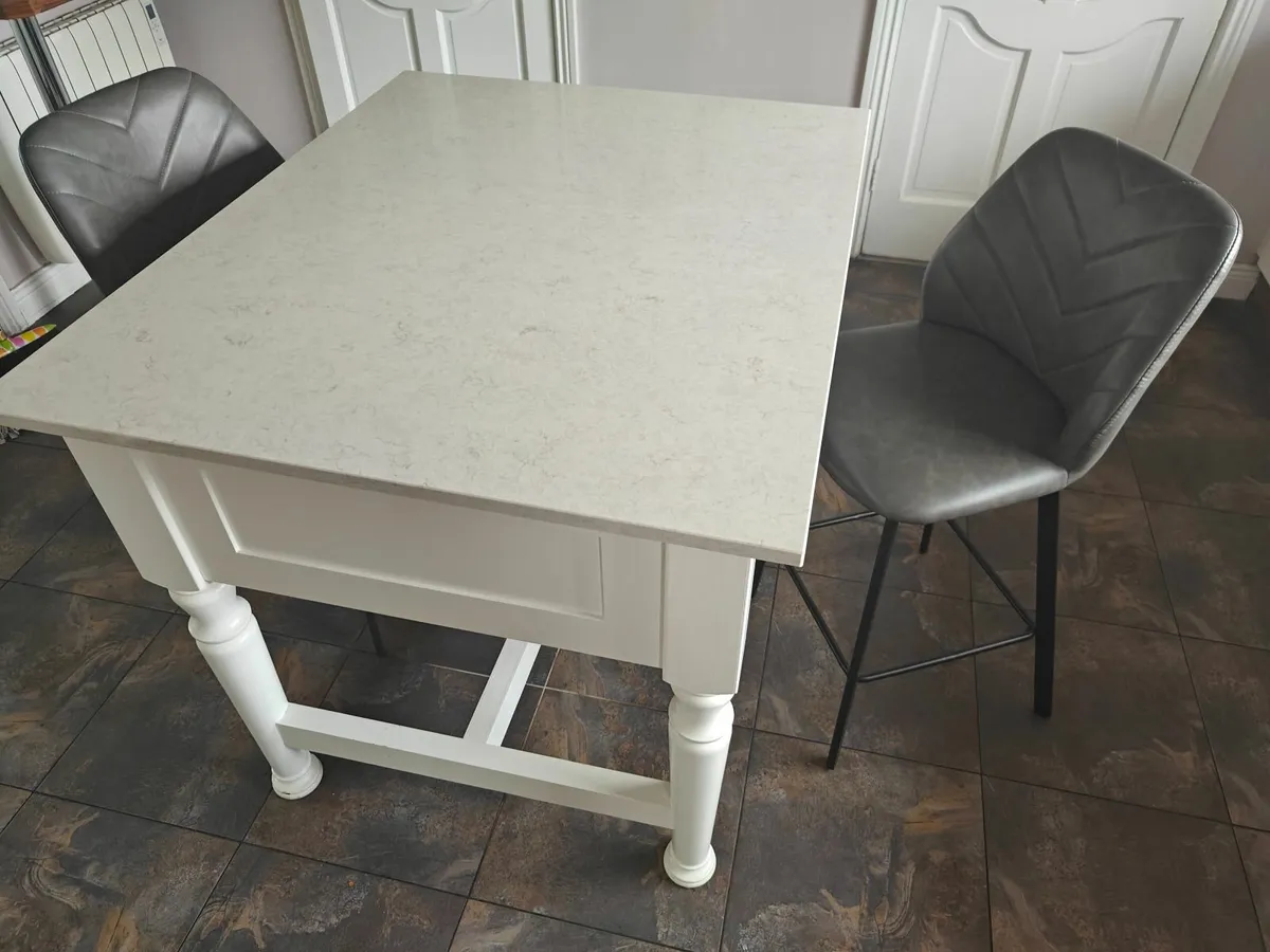 Kitchen Island & 2 Chairs - Image 4