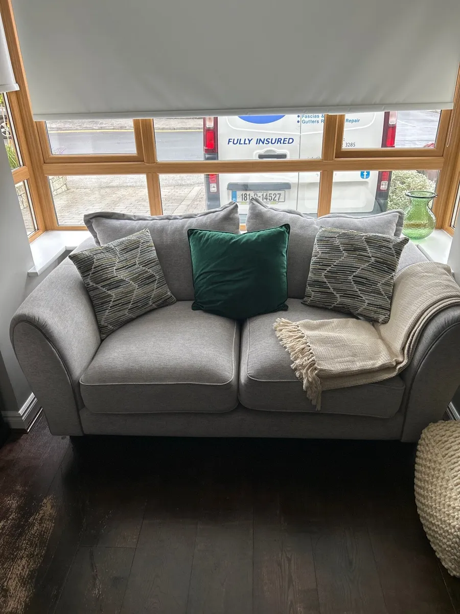 3 and 2 seater suite - Image 3