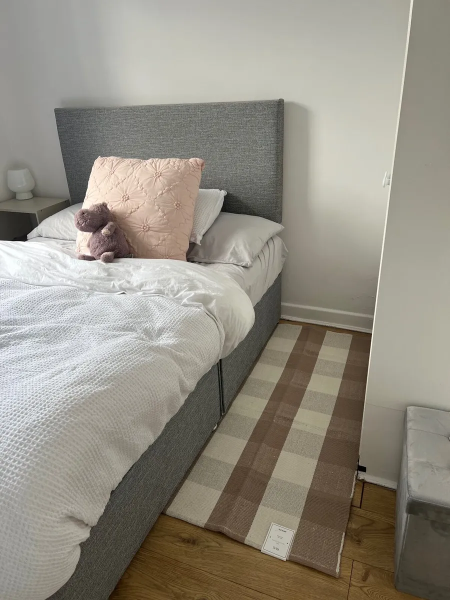 Beige and white checkered rug from H&M home - Image 1
