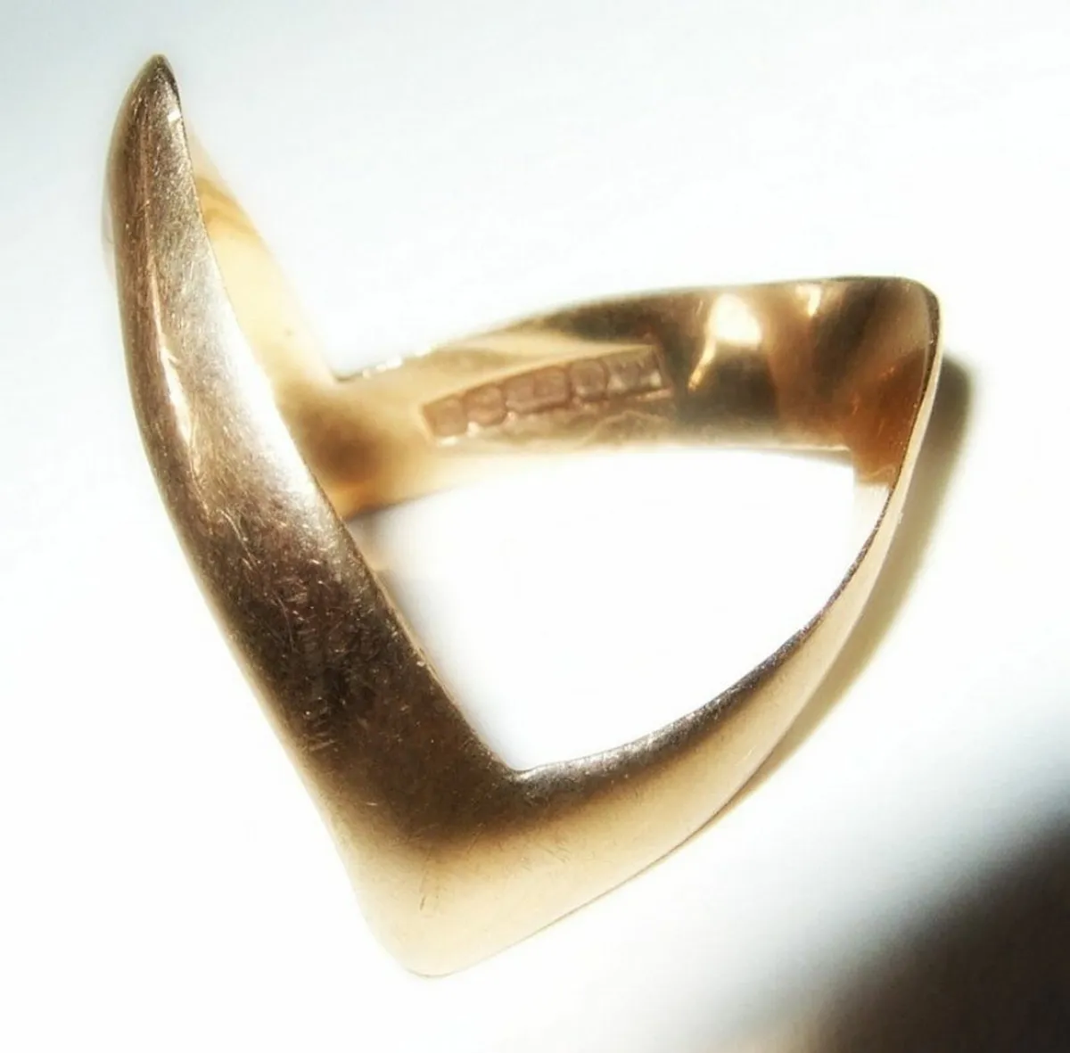 Vintage Hallmarked 9ct Gold Unisex Wishbone Ring - Image 3