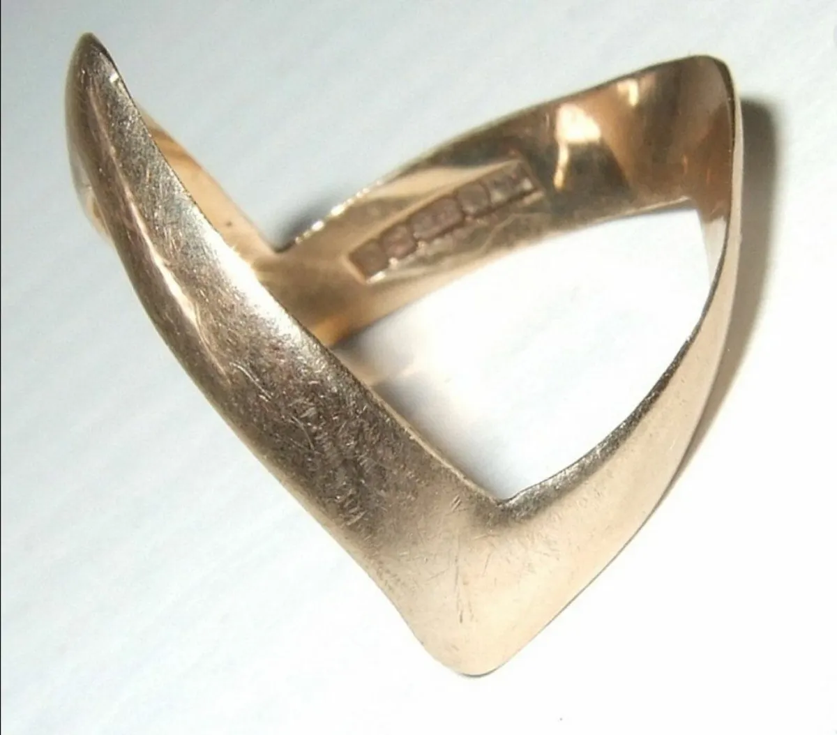 Vintage Hallmarked 9ct Gold Unisex Wishbone Ring - Image 4