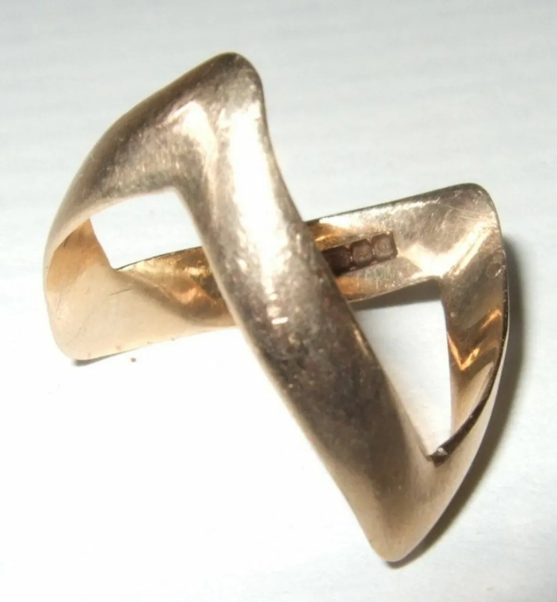 Vintage Hallmarked 9ct Gold Unisex Wishbone Ring - Image 1