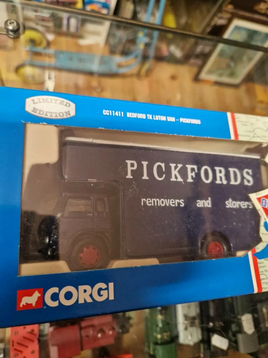 Corgi Pickfords Truck - Image 2