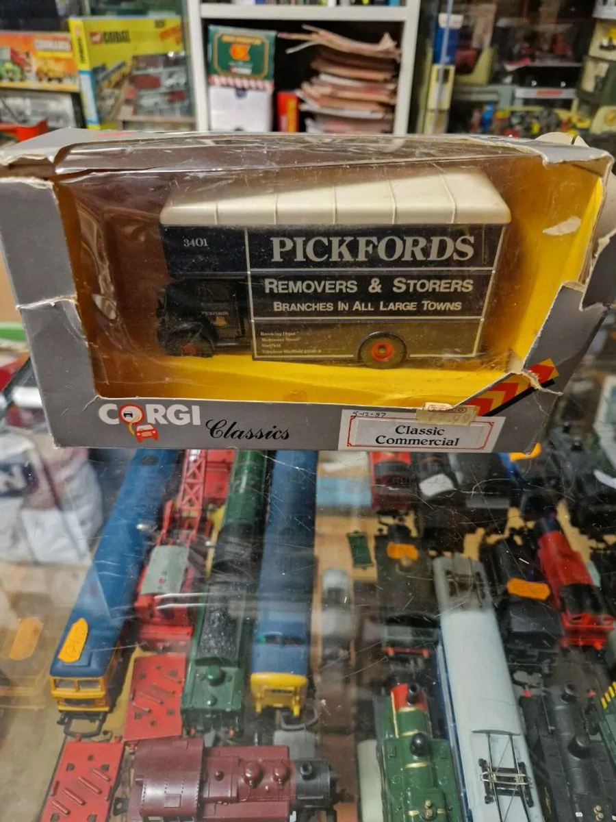 Corgi Pickfords Truck - Image 1