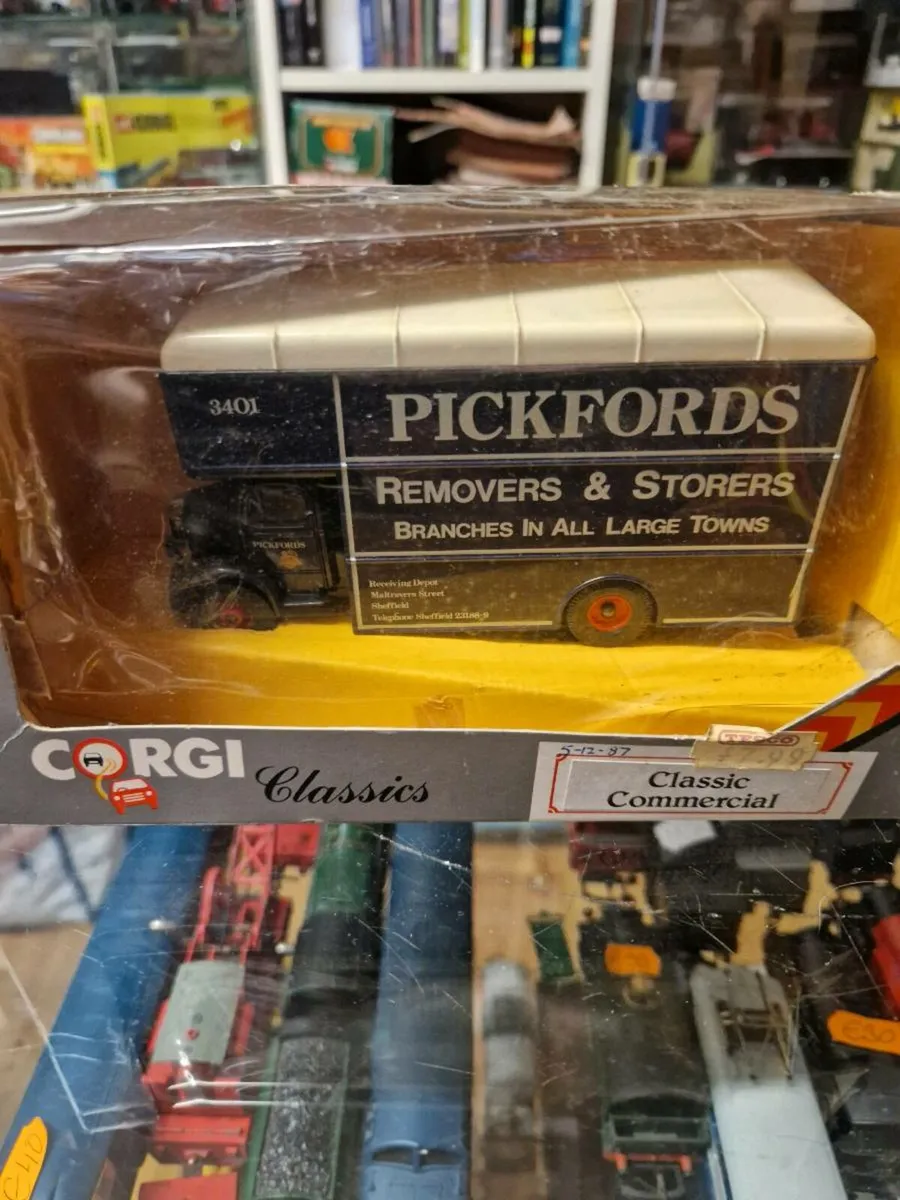 Corgi Pickfords Truck - Image 2
