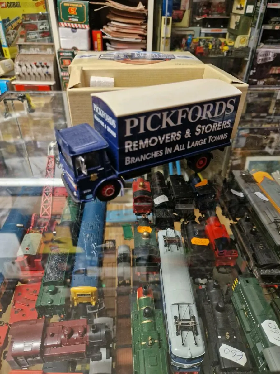 Corgi Pickfords Truck - Image 2