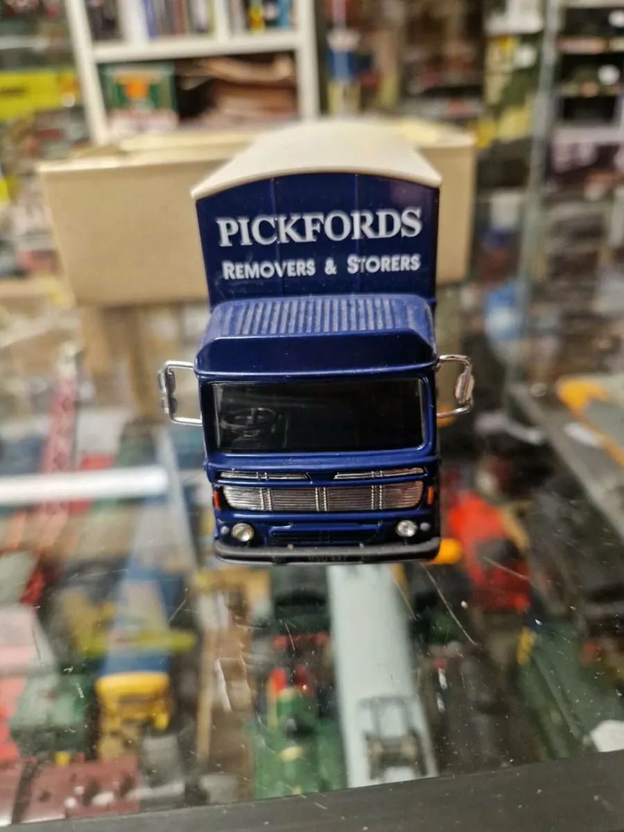 Corgi Pickfords Truck - Image 3