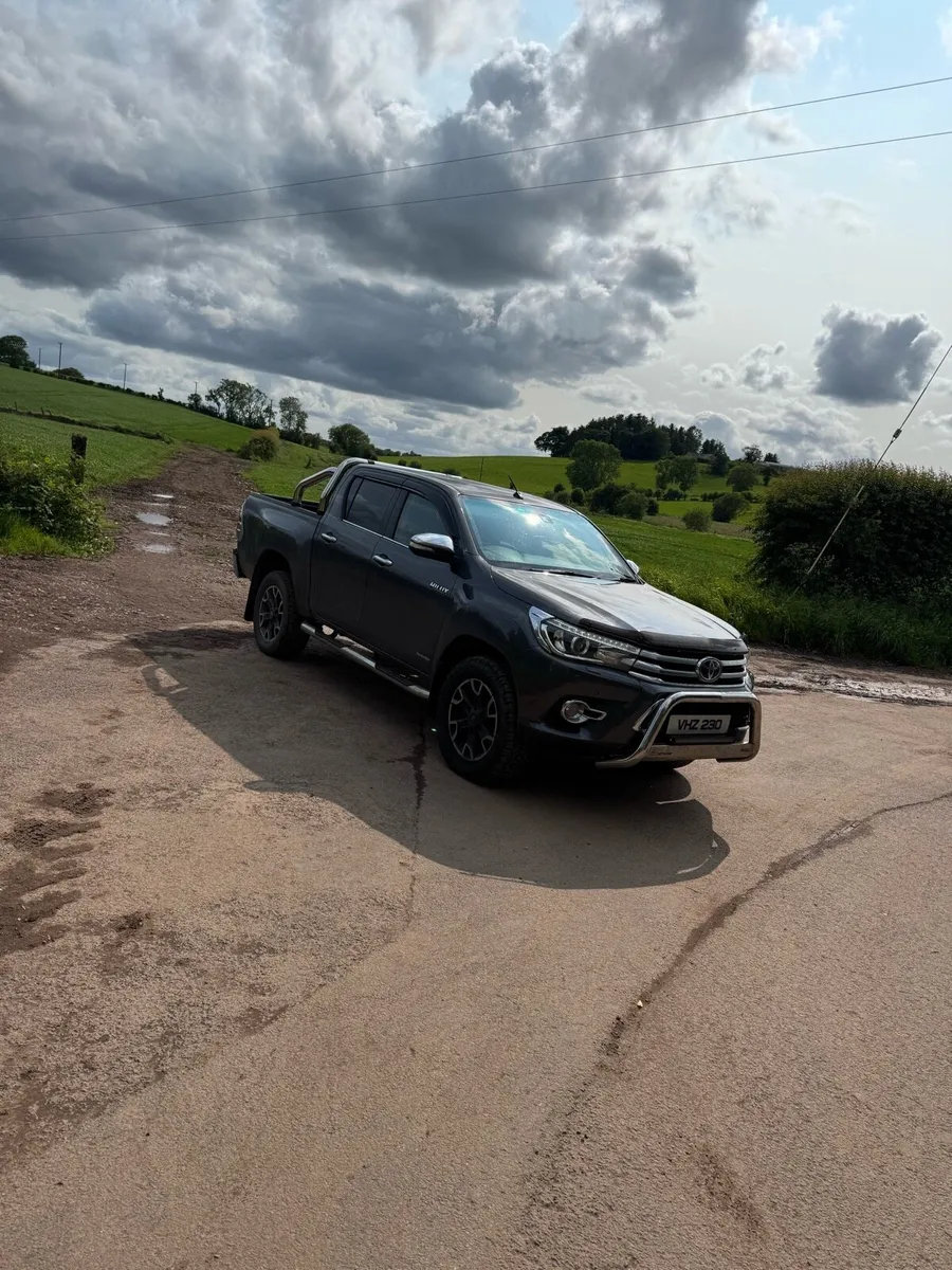 2017 Toyota hilux - Image 4