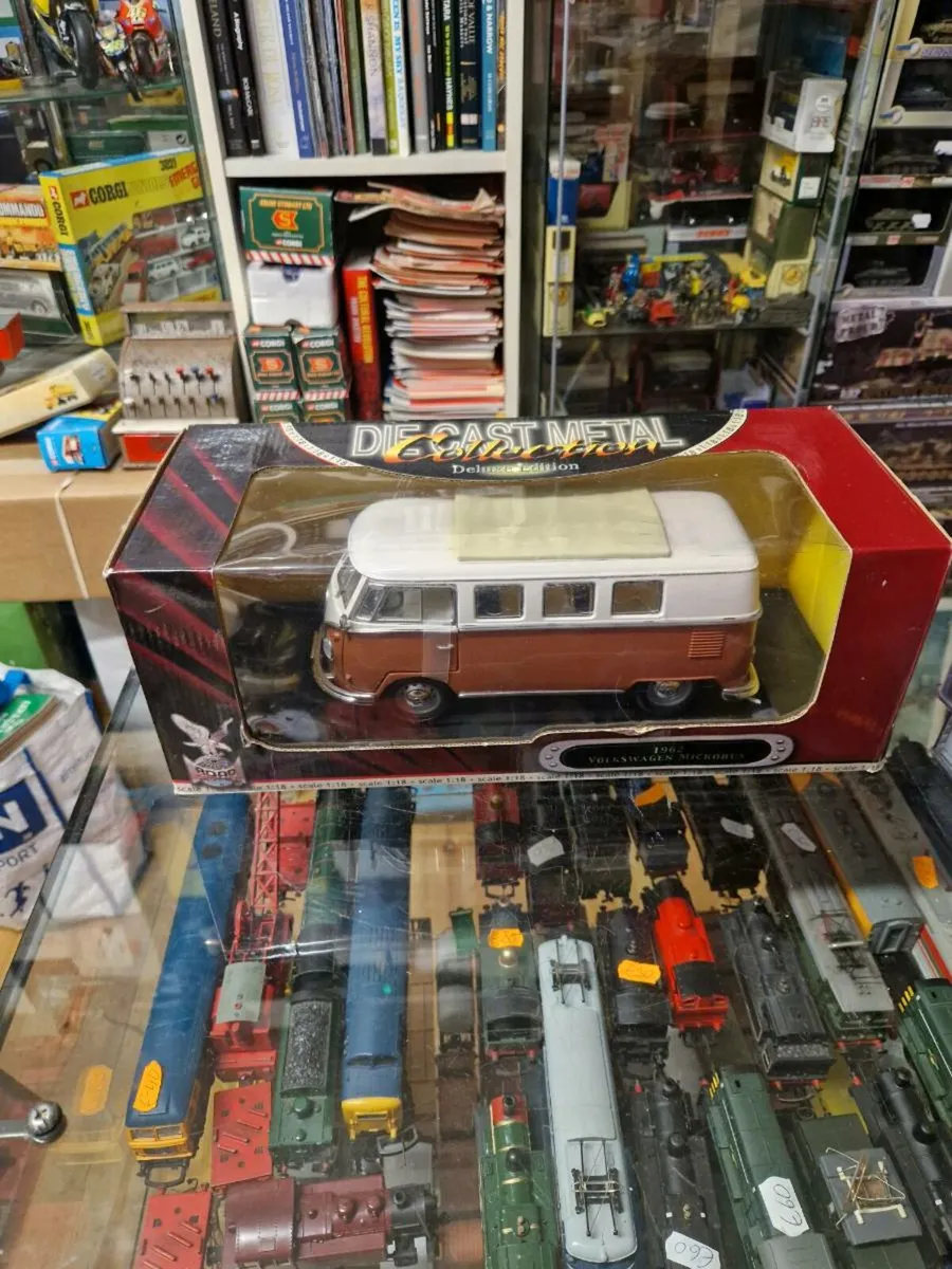 Corgi Road Signature VW Camper Van 1.18 - Image 1