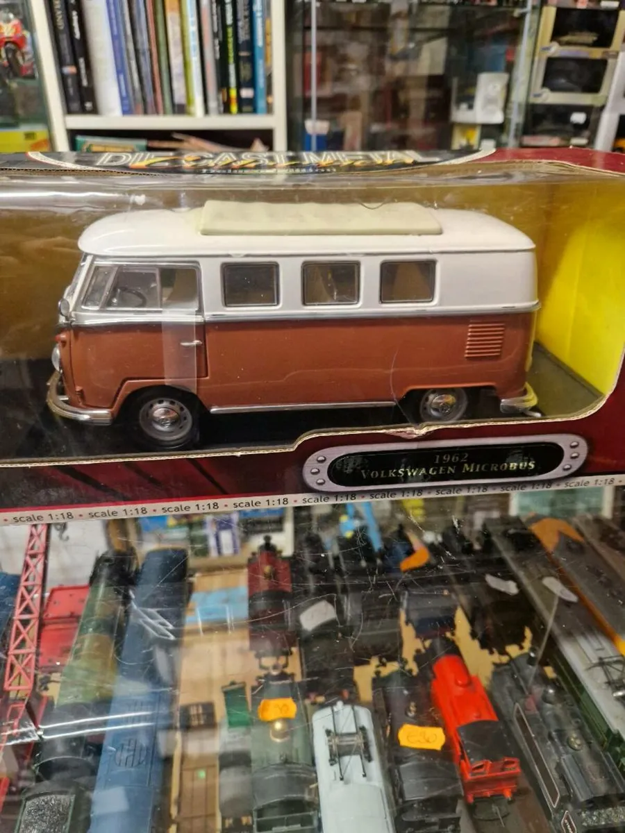 Corgi Road Signature VW Camper Van 1.18 - Image 2