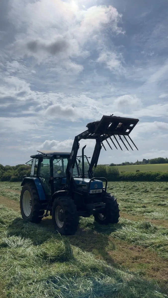 Ford 7840 & Loader + Attachments - Image 4