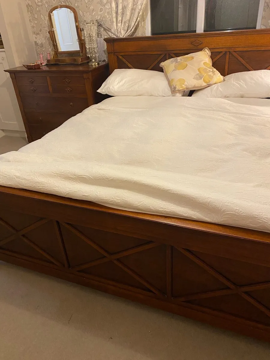 Bed, chest of drawers and lockers - Image 1