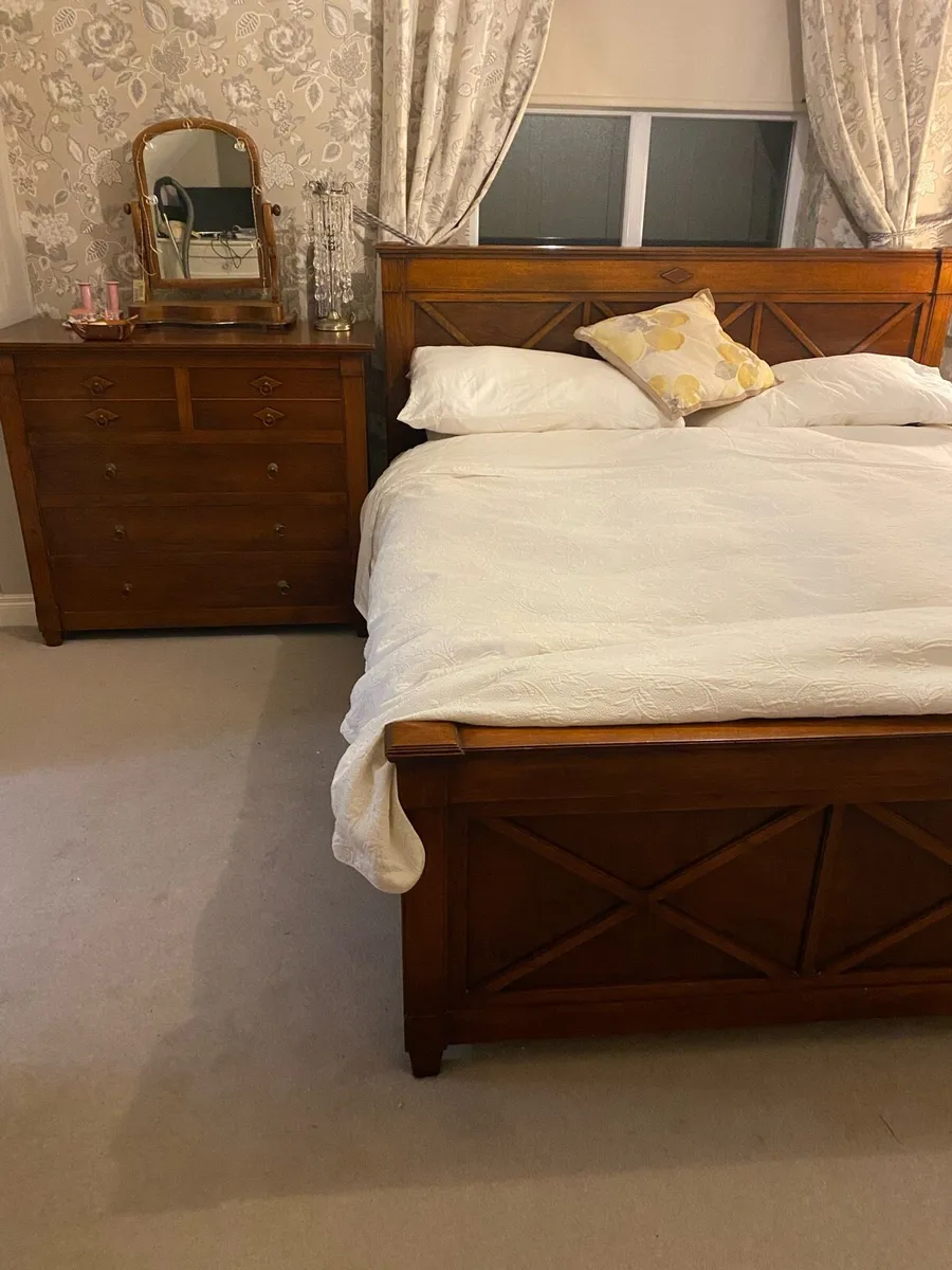 Bed, chest of drawers and lockers - Image 2