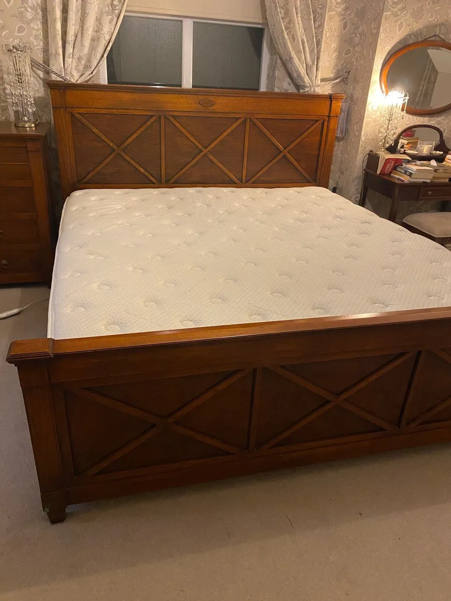 Bed, chest of drawers and lockers - Image 3