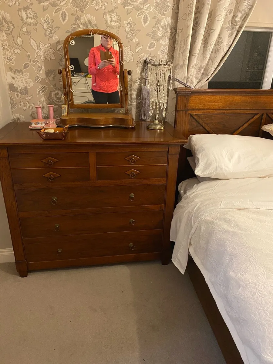 Bed, chest of drawers and lockers - Image 4
